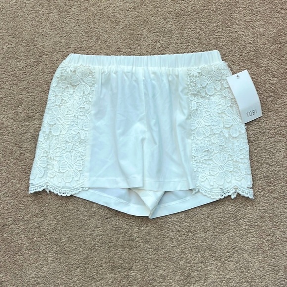 NWT Tobi White Crochet Floral Detail Stretch Waistband White Shorts Size Small - Picture 1 of 6